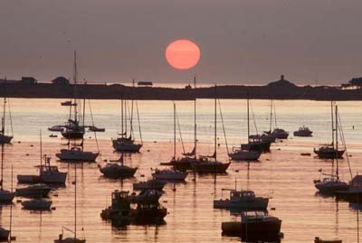 sunrise_over_harbor.jpg (21837 bytes)